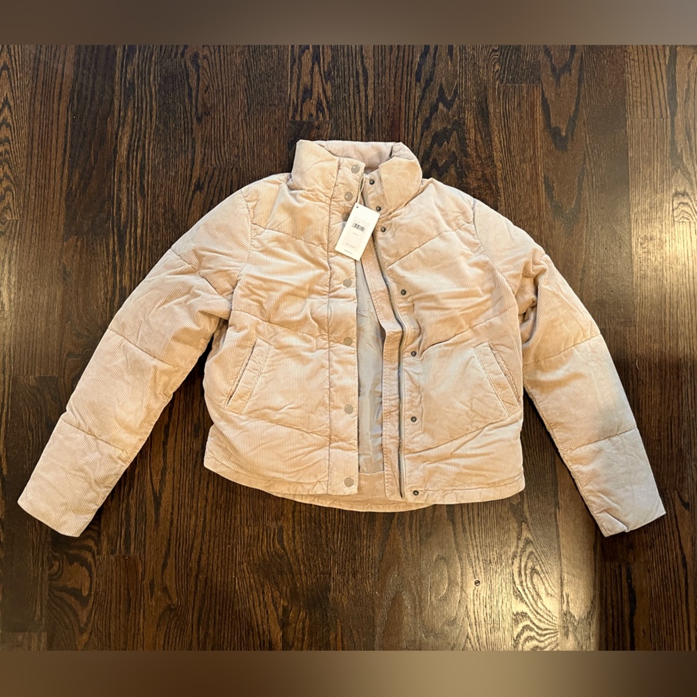 Brand new, never worn - tan puffy jacket. It is an XS, but runs very big!!